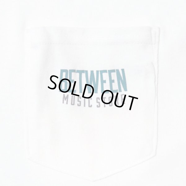 画像2: BETWEEN MUSIC STORE LOGO POCKET T-SHIRT (WHITE) (2)