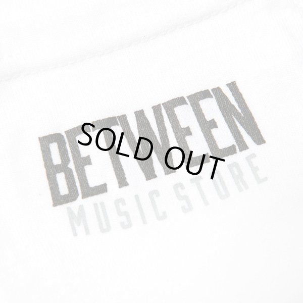 画像3: BETWEEN MUSIC STORE LOGO POCKET T-SHIRT (WHITE/BLACK) (3)