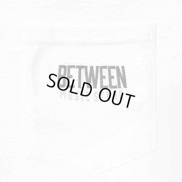 画像2: BETWEEN MUSIC STORE LOGO POCKET T-SHIRT (WHITE/BLACK) (2)